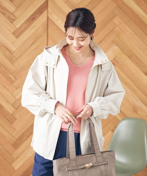 a.v.v（アーヴェヴェ）の「【2WAY/微撥水】フード付きスタンドカラージャケット（ブルゾン・レディース・アイボリー/ネイビー・42/40/38/34/36）」の15枚目の写真