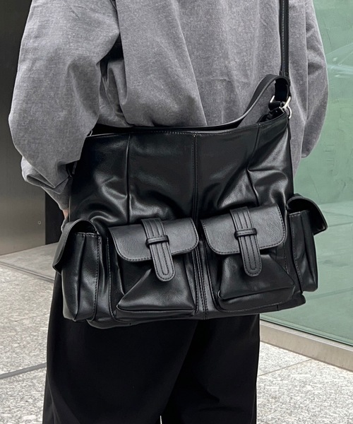 B.R.U（ブル）の「フェイクレザーアウトポケットアクセントショルダーバッグ（ショルダーバッグ・メンズ・ブラック系その他/ブラック・FREE）」の2枚目の写真