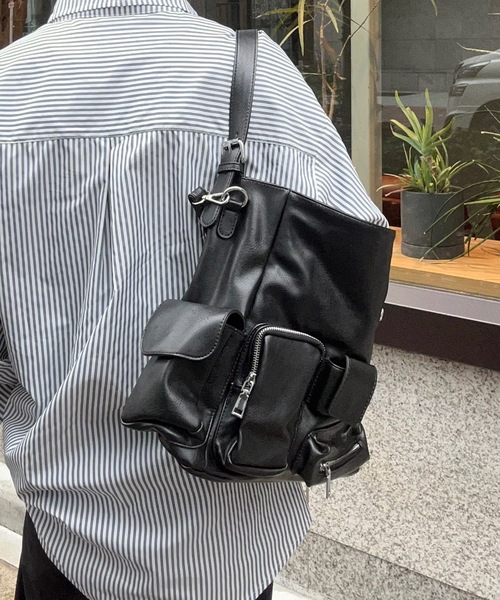 B.R.U（ブル）の「フェイクレザーアウトポケットアクセントショルダーバッグ（ショルダーバッグ・メンズ・ブラック系その他/ブラック・FREE）」の3枚目の写真