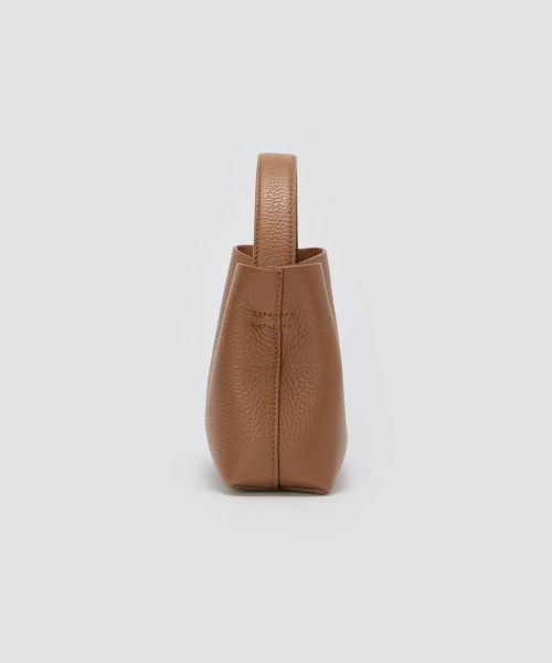 PELLICO（ペリーコ）の「ANELLI TURNLOCK バッグ CAMEL（ショルダーバッグ・レディース・ブラウン・FREE）」の2枚目の写真