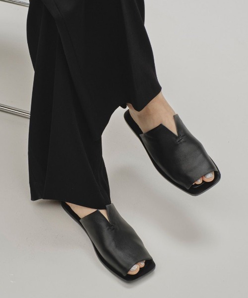 TODAYFUL（トゥデイフル）の「TODAYFUL Leather Slit Sandals 12511003（サンダル・レディース・オフホワイト/ブラック・36/38/37）」の13枚目の写真