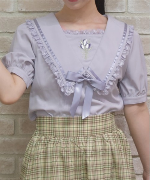 axes femme POETIQUE（アクシーズファムポエティック）の「リボン付チューリップ刺繍ブラウス（シャツ/ブラウス・レディース・キナリ/ネイビー/ラベンダー・MEDIUM）」の3枚目の写真