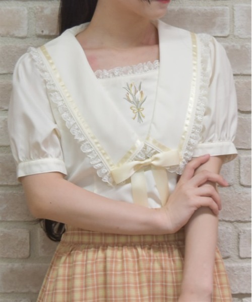 axes femme POETIQUE（アクシーズファムポエティック）の「リボン付チューリップ刺繍ブラウス（シャツ/ブラウス・レディース・キナリ/ネイビー/ラベンダー・MEDIUM）」の2枚目の写真