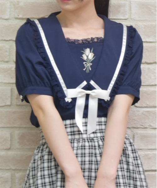 axes femme POETIQUE（アクシーズファムポエティック）の「リボン付チューリップ刺繍ブラウス（シャツ/ブラウス・レディース・キナリ/ネイビー/ラベンダー・MEDIUM）」の4枚目の写真