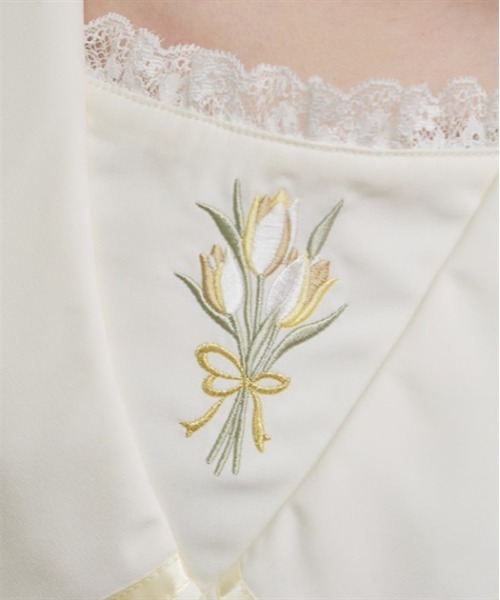 axes femme POETIQUE（アクシーズファムポエティック）の「リボン付チューリップ刺繍ブラウス（シャツ/ブラウス・レディース・キナリ/ネイビー/ラベンダー・MEDIUM）」の7枚目の写真