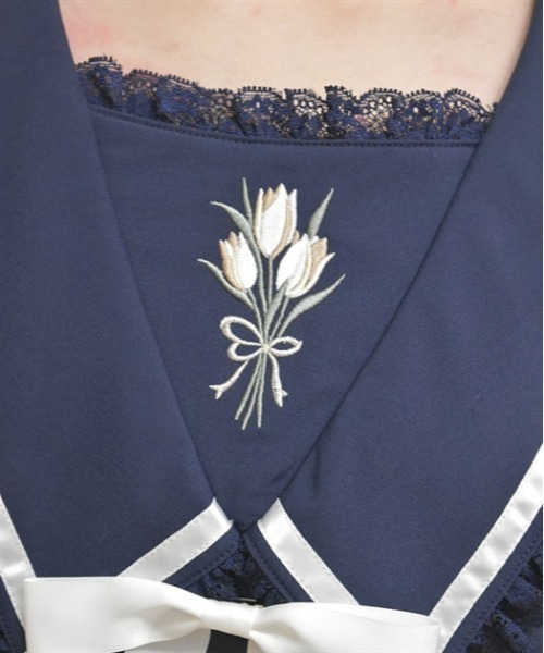 axes femme POETIQUE（アクシーズファムポエティック）の「リボン付チューリップ刺繍ブラウス（シャツ/ブラウス・レディース・キナリ/ネイビー/ラベンダー・MEDIUM）」の8枚目の写真