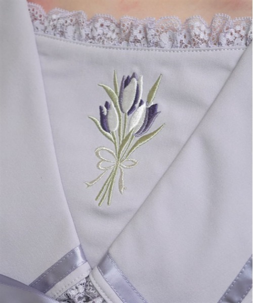 axes femme POETIQUE（アクシーズファムポエティック）の「リボン付チューリップ刺繍ブラウス（シャツ/ブラウス・レディース・キナリ/ネイビー/ラベンダー・MEDIUM）」の9枚目の写真