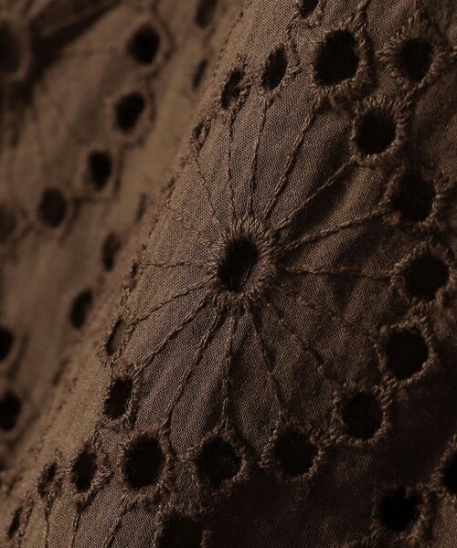 quaranciel(カランシエル)の「quaranciel:〈手洗い可能〉フラワー 刺繍 アイレット ハーフスリーブ プルオーバー(シャツ/ブラウス・レディース・ホワイト/ブラウン/ブラック・ONE SIZE)」の15枚目の写真