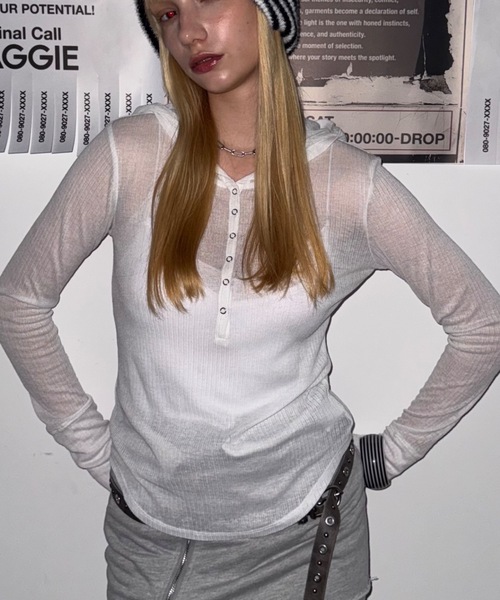 SHAGGIE（シャギー）の「フード付きヘンリーネックトップス（Tシャツ/カットソー・レディース・ブラック/ブラック系その他/グレー系その他/ホワイト/チャコールグレー・FREE）」の2枚目の写真