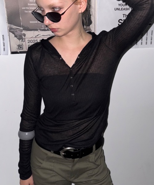 SHAGGIE（シャギー）の「フード付きヘンリーネックトップス（Tシャツ/カットソー・レディース・ブラック/ブラック系その他/グレー系その他/ホワイト/チャコールグレー・FREE）」の3枚目の写真