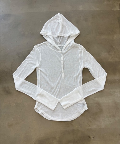 SHAGGIE（シャギー）の「フード付きヘンリーネックトップス（Tシャツ/カットソー・レディース・ブラック/ブラック系その他/グレー系その他/ホワイト/チャコールグレー・FREE）」の14枚目の写真