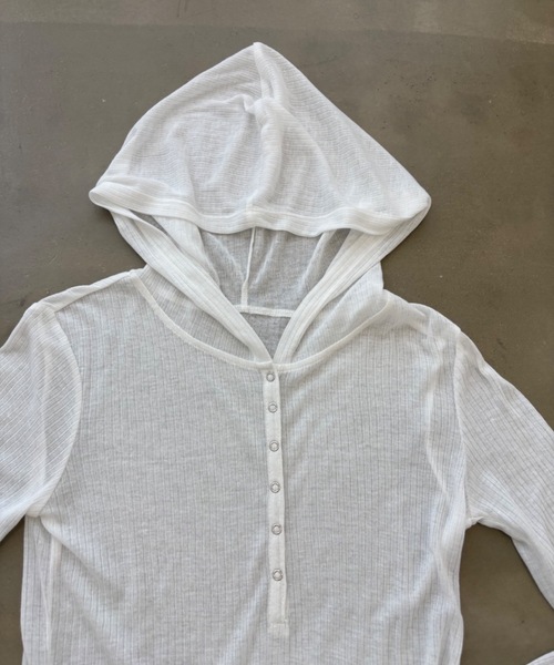 SHAGGIE（シャギー）の「フード付きヘンリーネックトップス（Tシャツ/カットソー・レディース・ブラック/ブラック系その他/グレー系その他/ホワイト/チャコールグレー・FREE）」の6枚目の写真