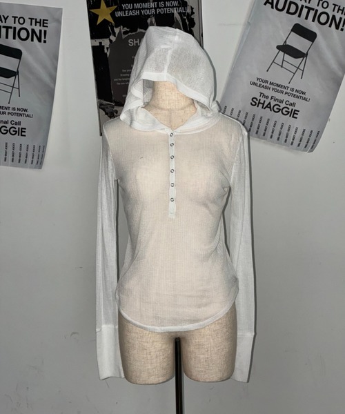 SHAGGIE（シャギー）の「フード付きヘンリーネックトップス（Tシャツ/カットソー・レディース・ブラック/ブラック系その他/グレー系その他/ホワイト/チャコールグレー・FREE）」の13枚目の写真