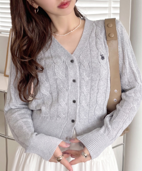 U.S. POLO ASSN.(ユーエスポロアッスン)の「【Ada.別注 U.S. POLO ASSN】ケーブル ラメ ニット Vネック カーディガン(カーディガン/ボレロ・レディース・ブラウン/ネイビー/シルバー/グリーン・FREE)」の1枚目の写真
