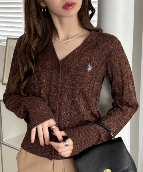 U.S. POLO ASSN.(ユーエスポロアッスン)の「【Ada.別注 U.S. POLO ASSN】ケーブル ラメ ニット Vネック カーディガン(カーディガン/ボレロ・レディース・ブラウン/ネイビー/シルバー/グリーン・FREE)」の8枚目の写真