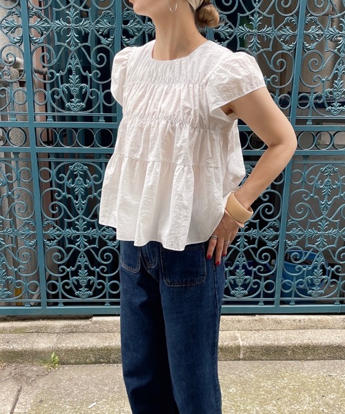 ISOOK（アイスー）の「ギャザースモックブラウス(comochi select) / フリルブラウス 袖フリル ティアードブラウス 半袖 クルーネック レッド ホワイト 赤 白（シャツ/ブラウス・レディース・レッド/ホワイト・FREE）」の2枚目の写真