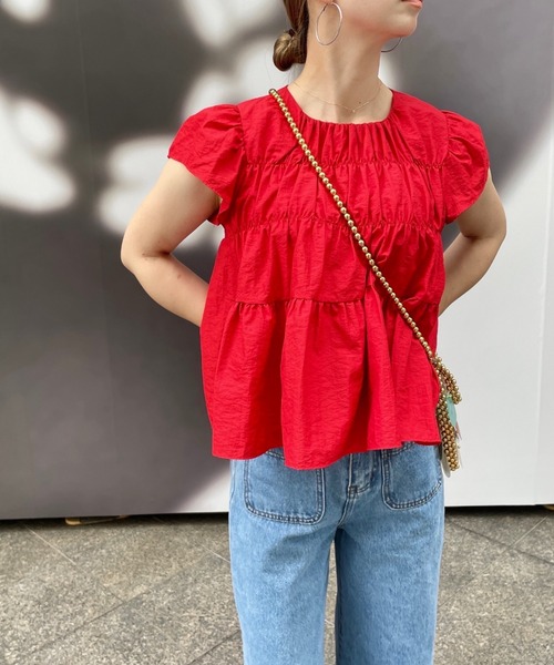 ISOOK（アイスー）の「ギャザースモックブラウス(comochi select) / フリルブラウス 袖フリル ティアードブラウス 半袖 クルーネック レッド ホワイト 赤 白（シャツ/ブラウス・レディース・レッド/ホワイト・FREE）」の8枚目の写真