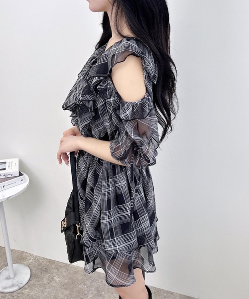 肩開きフリルミニワンピース（ワンピース）｜INGNI（イング）の