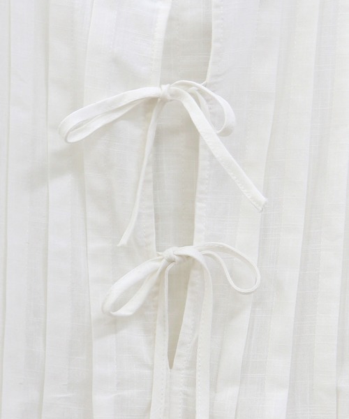 ISOOK（アイスー）の「プリーツスリーブレスリボンブラウス(chiica select)/ノースリーブブラウス リボンブラウス プリーツ リボン 夏 ショート丈 ホワイト（キャミソール・レディース・ホワイト・FREE）」の6枚目の写真