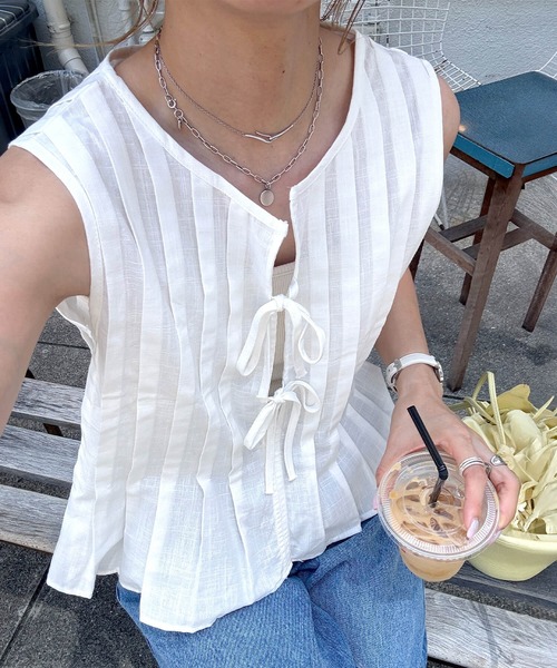 ISOOK（アイスー）の「プリーツスリーブレスリボンブラウス(chiica select)/ノースリーブブラウス リボンブラウス プリーツ リボン 夏 ショート丈 ホワイト（キャミソール・レディース・ホワイト・FREE）」の2枚目の写真