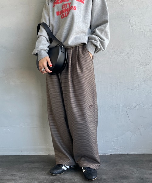 UMBRO（アンブロ）の「[UMBRO/アンブロ] 別注 ワンポイント刺繍ロゴ トラックパンツ（その他パンツ・レディース・ネイビー/ハウンドトゥース/ブラウン・L/M/S/XL）」の3枚目の写真