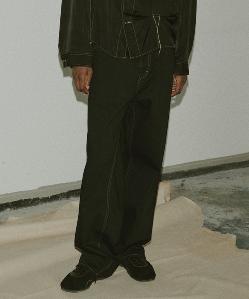 Jieda(ジエダ)の「TWIST DENIM PANTS(デニムパンツ・メンズ・ブラック/インディゴブルー・1/2)」の1枚目の写真