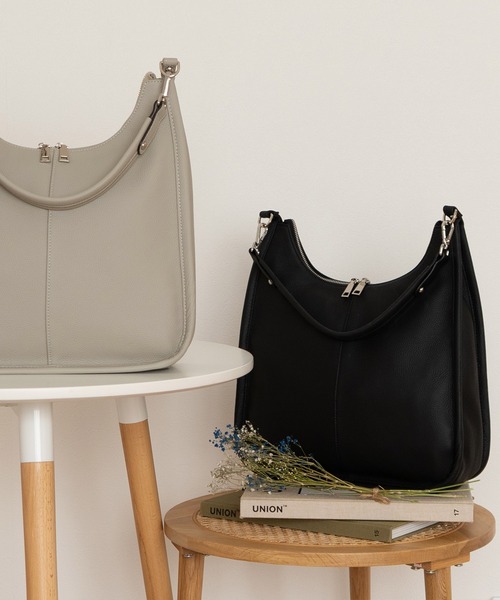 VitaFelice（ヴィータフェリーチェ）の「本革2wayホーボーバッグ 三日月型バッグ 縦型バッグ ワンハンドル レザーバッグ（ショルダーバッグ・レディース・ライトグレー/ブラック・FREE）」の3枚目の写真