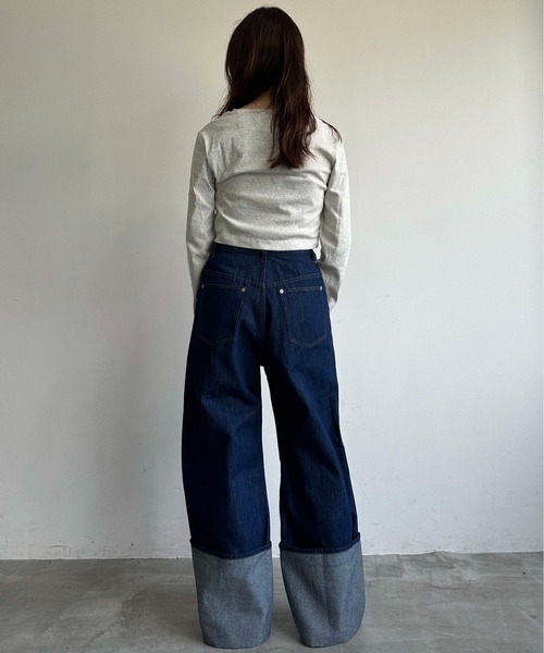 1chaku.（イッチャク）の「ハイロールアップストレートデニムパンツ（デニムパンツ・レディース・インディゴブルー・マルチサイズ）」の4枚目の写真