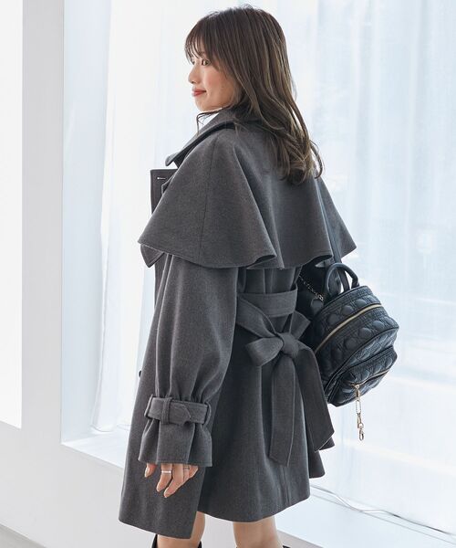 MAJESTIC LEGON（マジェスティックレゴン）の「ケープセットミディコート（その他アウター・レディース・チャコールグレー/ベージュ/ブラウン・SMALL/MEDIUM/LARGE/X-SMALL）」の6枚目の写真