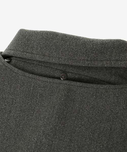 MAJESTIC LEGON（マジェスティックレゴン）の「ケープセットミディコート（その他アウター・レディース・チャコールグレー/ベージュ/ブラウン・SMALL/MEDIUM/LARGE/X-SMALL）」の15枚目の写真