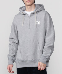 SCYE BASICS（サイベーシックス）の「SCYE BASICS | ハーフジップ ロゴプルオーバーフーディー MEN（パーカー）」