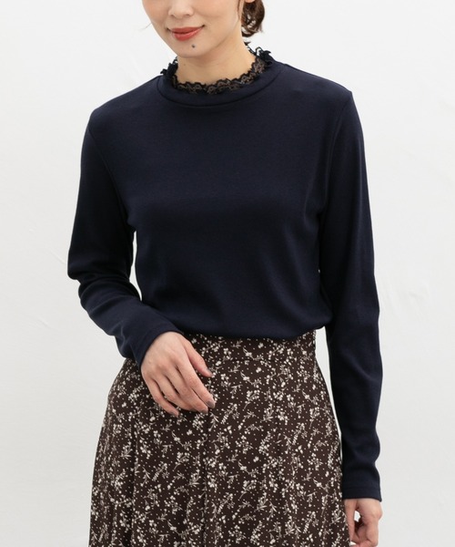 Honeys(ハニーズ)の「レース使いハイネックT(Tシャツ/カットソー・レディース・オフホワイト/ネイビー/ブラック/サックスブルー/グレイッシュベージュ・S/M/LL/L)」の4枚目の写真