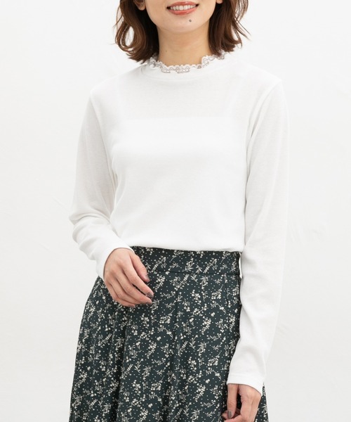 Honeys(ハニーズ)の「レース使いハイネックT(Tシャツ/カットソー・レディース・オフホワイト/ネイビー/ブラック/サックスブルー/グレイッシュベージュ・S/M/LL/L)」の2枚目の写真