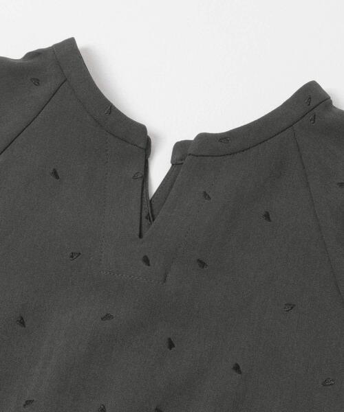 F by ROSSO（エフバイロッソ）の「F by ROSSO　ハート刺繍2WAYブラウス（シャツ/ブラウス・レディース・グレー/ブラウン・FREE）」の10枚目の写真