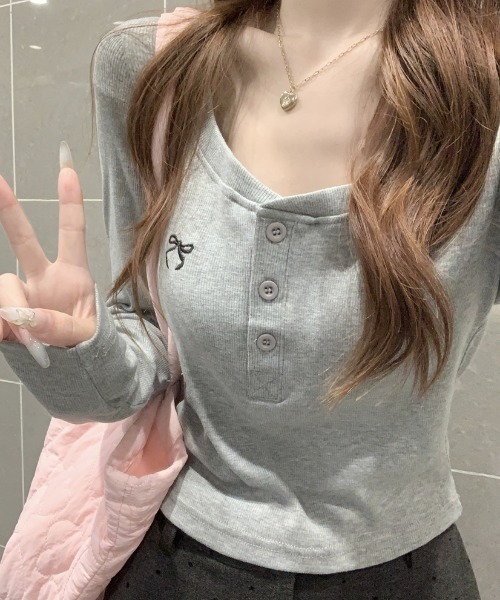 Teem Store(チームストア)の「リボン刺繍ワンポイントヘンリーネックロンT(Tシャツ/カットソー・レディース・ピンク/サックスブルー/グレー・M/L)」の2枚目の写真