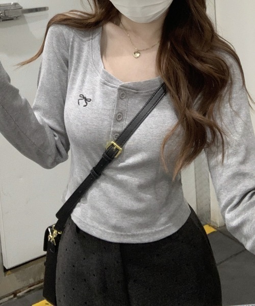 Teem Store(チームストア)の「リボン刺繍ワンポイントヘンリーネックロンT(Tシャツ/カットソー・レディース・ピンク/サックスブルー/グレー・M/L)」の4枚目の写真