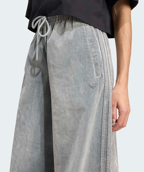 adidas（アディダス）の「起毛ツイル オーバーサイズド ファイヤー