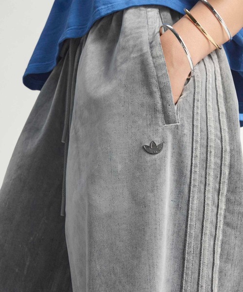 adidas オーバーサイズ ファイヤーバード トラックパンツ シルバー