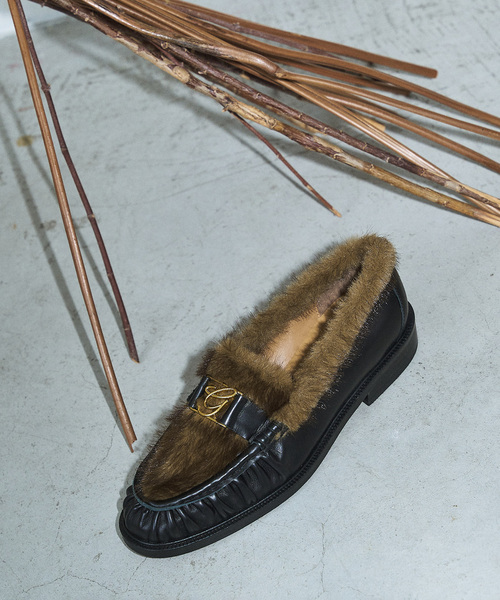 GRISE（グリーズ）の「GRISEレザーギャザーローファー（ローファー・レディース・ブラック/カーキ/ブラウン・22cm/25cm/24.5cm/24cm/23.5cm/23cm/22.5cm）」の3枚目の写真