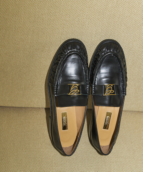 GRISE（グリーズ）の「GRISEレザーギャザーローファー（ローファー・レディース・ブラック/カーキ/ブラウン・22cm/25cm/24.5cm/24cm/23.5cm/23cm/22.5cm）」の4枚目の写真