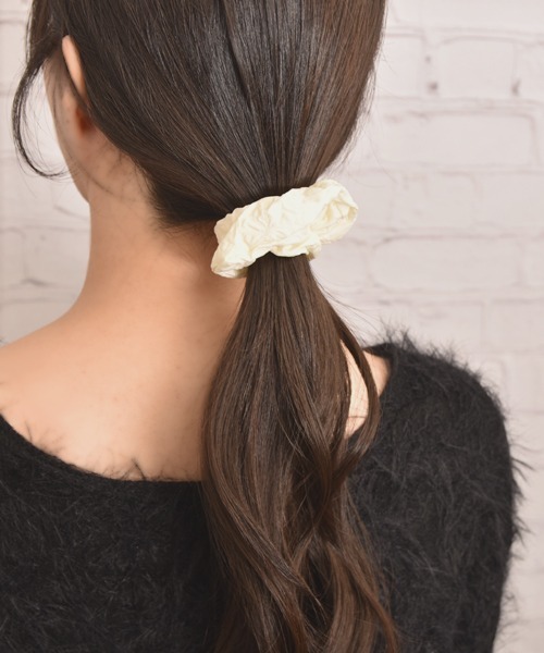 VIBGYOR Women（ヴィブジョー　ウィメン）の「【float】シンプル エンボスフラワー加工 シュシュ（シュシュ・レディース・ベージュ/アイボリー/ブラック・FREE）」の4枚目の写真