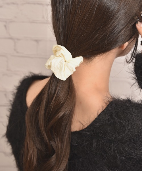 VIBGYOR Women（ヴィブジョー　ウィメン）の「【float】シンプル エンボスフラワー加工 シュシュ（シュシュ・レディース・ベージュ/アイボリー/ブラック・FREE）」の5枚目の写真