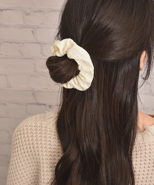 VIBGYOR Women（ヴィブジョー　ウィメン）の「【float】シンプル エンボスフラワー加工 シュシュ（シュシュ・レディース・ベージュ/アイボリー/ブラック・FREE）」の6枚目の写真