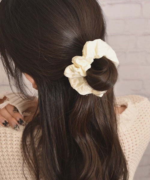 VIBGYOR Women（ヴィブジョー　ウィメン）の「【float】シンプル エンボスフラワー加工 シュシュ（シュシュ・レディース・ベージュ/アイボリー/ブラック・FREE）」の7枚目の写真