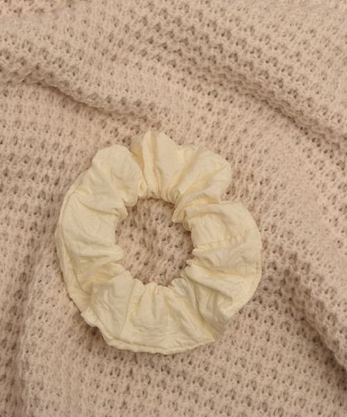 VIBGYOR Women（ヴィブジョー　ウィメン）の「【float】シンプル エンボスフラワー加工 シュシュ（シュシュ・レディース・ベージュ/アイボリー/ブラック・FREE）」の8枚目の写真