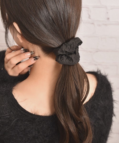 VIBGYOR Women（ヴィブジョー　ウィメン）の「【float】シンプル エンボスフラワー加工 シュシュ（シュシュ・レディース・ベージュ/アイボリー/ブラック・FREE）」の10枚目の写真