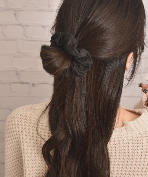 VIBGYOR Women（ヴィブジョー　ウィメン）の「【float】シンプル エンボスフラワー加工 シュシュ（シュシュ・レディース・ベージュ/アイボリー/ブラック・FREE）」の12枚目の写真