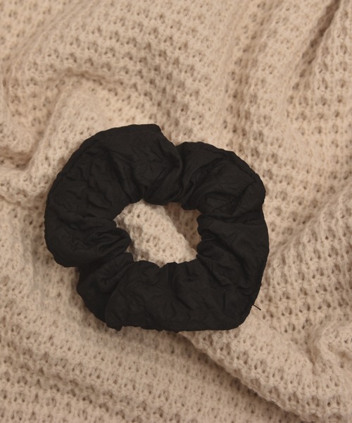 VIBGYOR Women（ヴィブジョー　ウィメン）の「【float】シンプル エンボスフラワー加工 シュシュ（シュシュ・レディース・ベージュ/アイボリー/ブラック・FREE）」の13枚目の写真