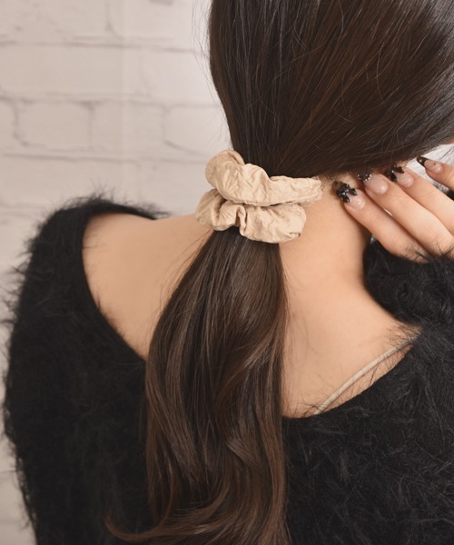 VIBGYOR Women（ヴィブジョー　ウィメン）の「【float】シンプル エンボスフラワー加工 シュシュ（シュシュ・レディース・ベージュ/アイボリー/ブラック・FREE）」の15枚目の写真