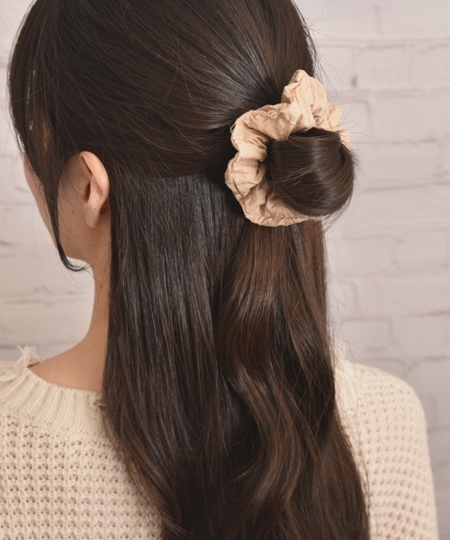 VIBGYOR Women（ヴィブジョー　ウィメン）の「【float】シンプル エンボスフラワー加工 シュシュ（シュシュ・レディース・ベージュ/アイボリー/ブラック・FREE）」の16枚目の写真